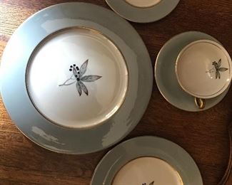 Complete service for 8 in classic 1950s fine bone china 