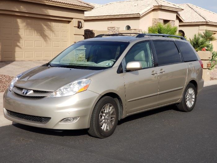 2009 Toyota Sienna XLE with leather and moon roof!