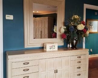 A closer look at the Hendredon dresser