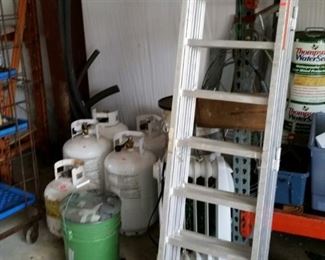 Aluminum tri-fold ramp and assorted propane tanks 