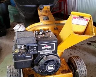 Chipper/mulcher with 5 hp engine
