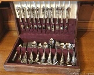 Oneida Stainless Steel Silverware Set in Lined Wood Box