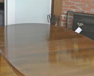 Thomasville Rural English Oval Dining Table