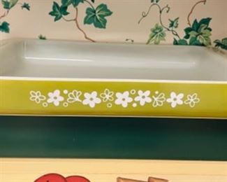 Rare Pyrex Crazy Daisy lasagna dish