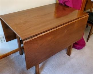 MCM Dining table with 2 leaves, pad, 4 standard & 2 captain chairs