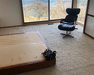 Integral bedroom platform king bed 