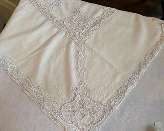 Lot#521 $48 Square white tablecloth 48"x48" with 6 napkins