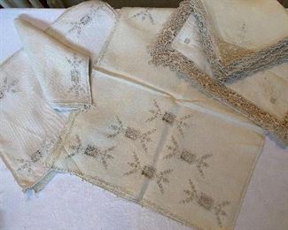 Lot#571 $65-11 placemats, 2 napkins, 2 runners and 7 napkins