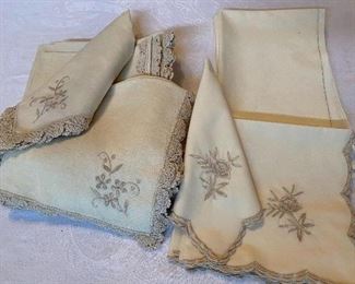 Lot#573 $72-napkins 12, 12 and 6 of each