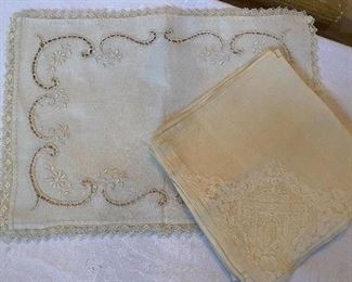 Lot#575 $50-4 placemats and 12 napkins