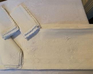 Lot#578 $95-tablecloth 115"x64" oval white, 6 and 12 napkins