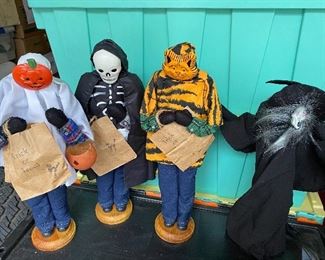 Lot#850 $80- 4 Paula Deen Halloween dolls