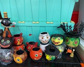 Lot#851 $65 - 12 Department 56 halloween baskets plus witch and black cat figures