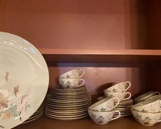 Lot#405 $250 Lenox "Westwind" 12 Dinner, 10 salad, 6 bread and butter, 12 cups, 8 saucers 