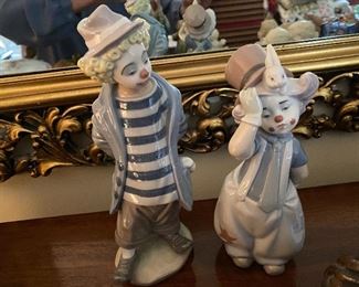 Lot#918 $175 -2 Lladro clown figurines "little traveler" and "Magician's Hat"