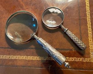 Lot#192 $15-Lot of 2 magnifying glasses, one's frame is bent