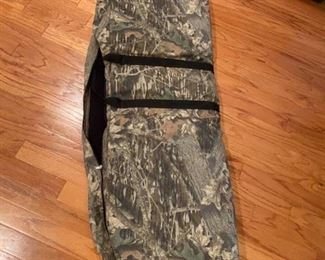 Multiple G.un Storage Case
Good condition. 
Holds at least 4, maybe 6.
5’ long