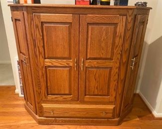 Entertainment Center
Large & Heavy!
Tv is free!
55” across x 21” deep x 50” tall
Must be able to move & load yourself.