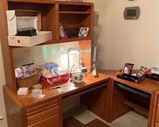 Corner Desk
Good condition.
Solid furniture.
Each length along the wall measures 6’ & 50”
Tabletop height is 29” , total height is 67”.
25” deep
Must be able to move & load yourself.