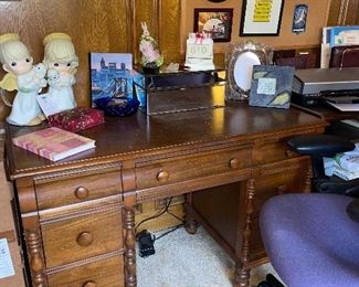 Nice Smaller Size Desk and Office Chairs