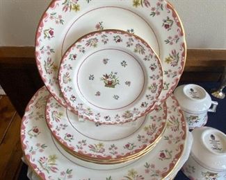 Wedgewood
“Williamsburg” Bianca 
5 place setting 
No completer 