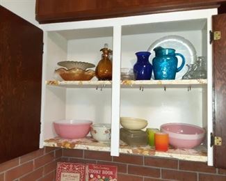 Vintage Pyrex mixing bowls depression glass pitcher vintage kitchen