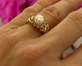 $295 14kt yellow gold ring with diamond and pearl center size 6.5