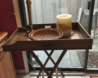 Detachable walnut tray serving table