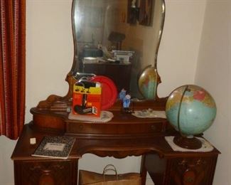 Vintage dressing table w/mirror