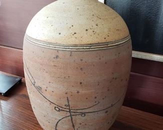 LARGE POTTERY VESSEL