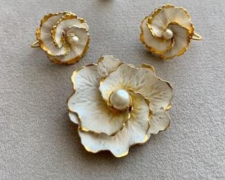 $30 - Sandor white pansy pin and earring set; Jewelry #10; pin 1.5", earrings 1"
