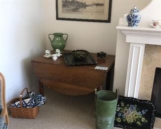 Pine gate leg table, tole trays, baskets, 