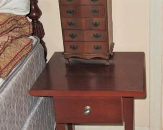 Pam small table and jewelry box