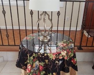 Side round table and skirt with lamp