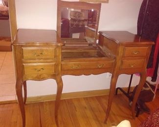 lovely vintage oak Vanity Set keep as is or refinish it $175 or best offer come get it today