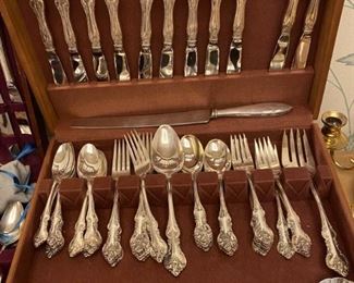 Beautiful Wm Rogers Co. silverware set, silver-plate, 70 pieces (including serving pieces)... very nice!