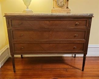 bureau: 36 x 46 x 20