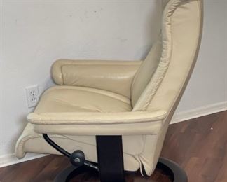 Ekornes Stressless Royal Leather Recliner & Ottoman 40x34x31in HxWxD