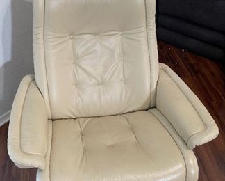 Ekornes Stressless Royal Leather Recliner & Ottoman 40x34x31in HxWxD