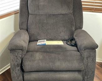 LA-Z-BOY Reclining Power Lift Chair Clayton Gold Luxury Lift 45x40x30in HxWxD