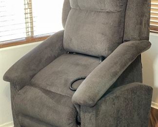 LA-Z-BOY Reclining Power Lift Chair Clayton Gold Luxury Lift 45x40x30in HxWxD