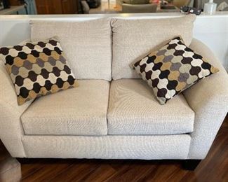 Simmons Contemporary Loveseat Sofa Couch 36x64x40in HxWxD