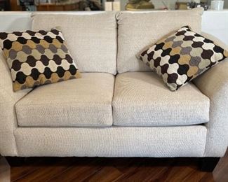 Simmons Contemporary Loveseat Sofa Couch 36x64x40in HxWxD