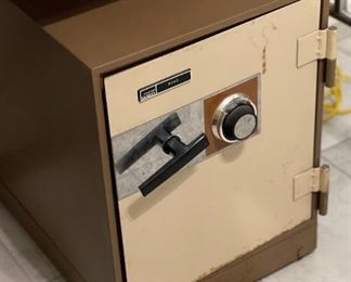 Montgomery Ward 9042 Safe 22x17x25 HxWxD