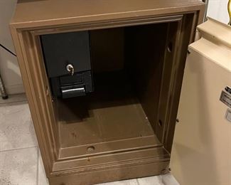 Montgomery Ward 9042 Safe 22x17x25 HxWxD