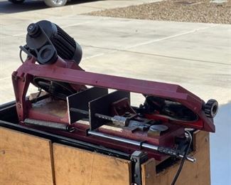 Central Machinery Metal Cutting Bandsaw on Cart 47x40x18in HxWxD