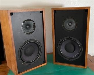 RTR EXP-8 Vintage Speakers 19x11x9in HxWxD