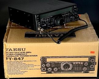 YAESU FT-847 Satellite Transceiver Ham Radio in Box Unit: 3.5x10.75x13in <BR>Box: 8x15x18in HxWxD