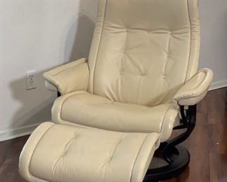 Ekornes Stressless Royal Leather Recliner & Ottoman	40x34x31in	HxWxD
