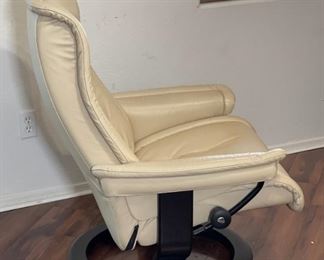 Ekornes Stressless Royal Leather Recliner & Ottoman	40x34x31in	HxWxD
